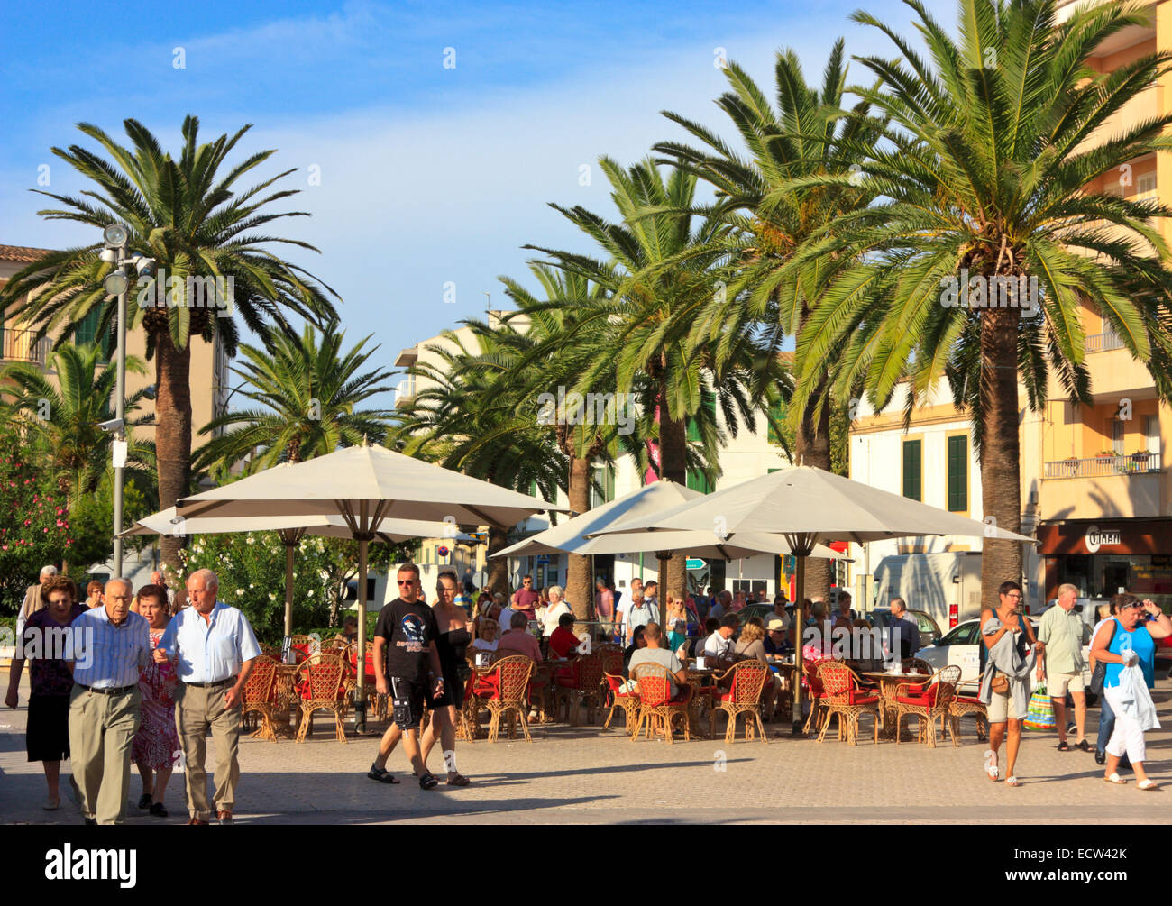 Shopping und Sightseeing auf dem Sonntagsmarkt in Felanitx, Mallorca, Balearen Stockfoto