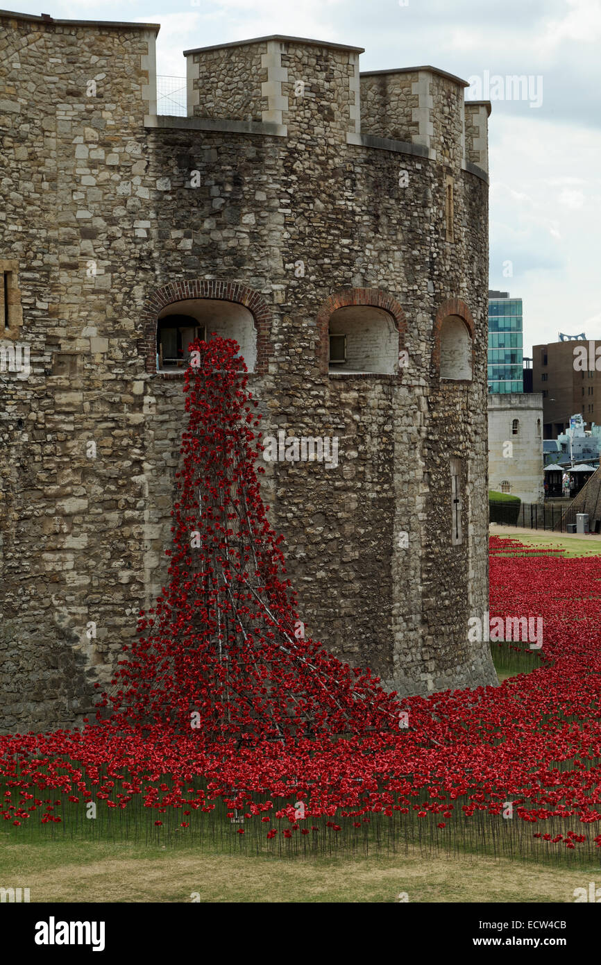 Die Kunstinstallation "Blut Mehrfrequenzdarstellung Länder und Meere of Red", der Tower of London Stockfoto