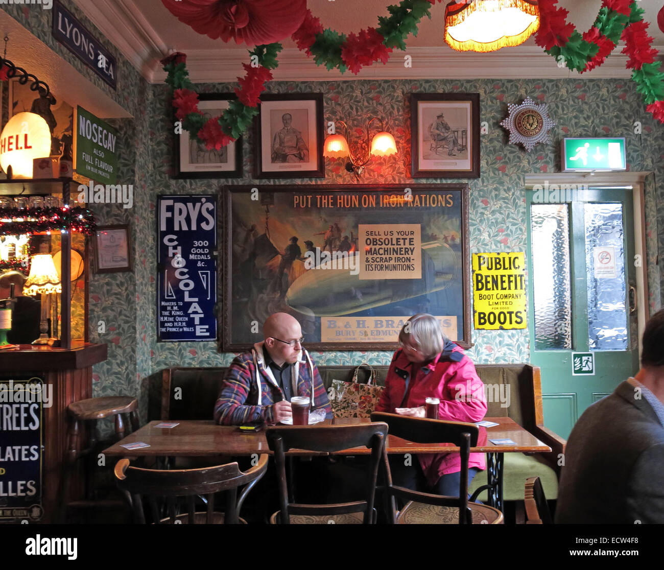 Ein Paar unterhielt sich im Albion Inn, einem klassischen englischen Pub in Chester, England, Großbritannien, mit 2 Trinkern Stockfoto