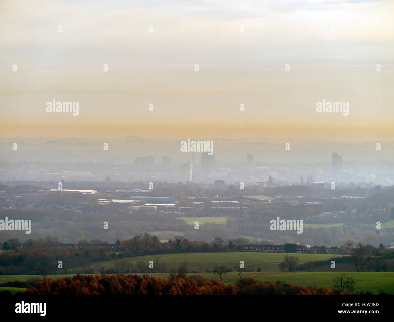 Schicht von Luftverschmutzung und Smog über der Stadt von Leicester, England, UK Stockfoto