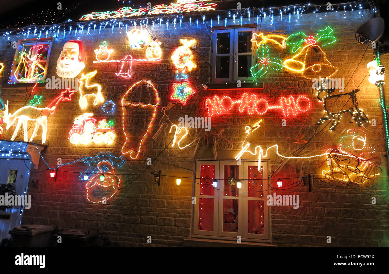 Weihnachtsbeleuchtung wird übertrieben auf einem Haus Stockfoto