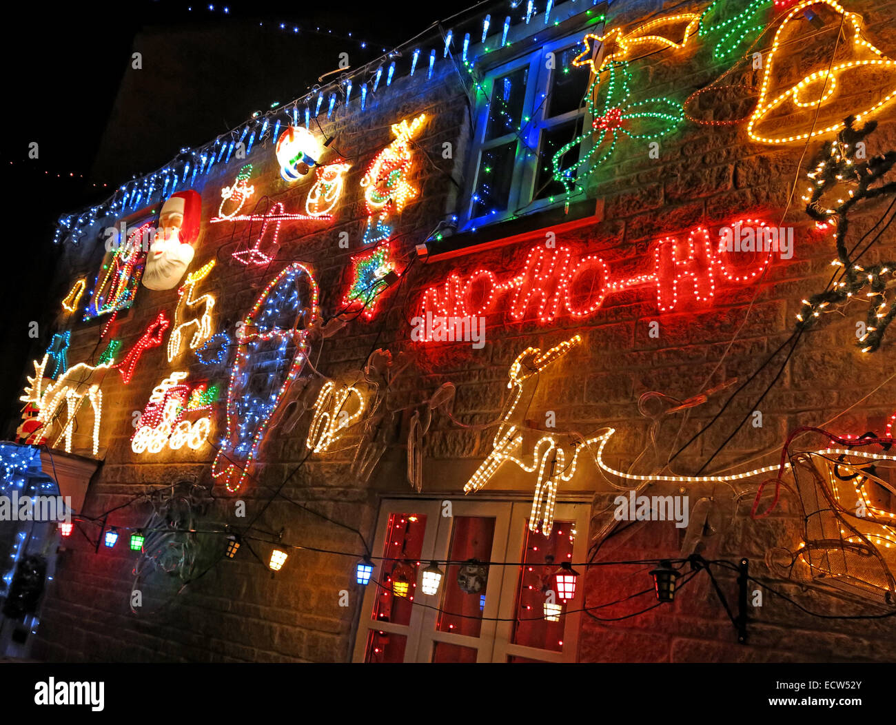 Weihnachtsbeleuchtung wird übertrieben auf einem Haus Stockfoto