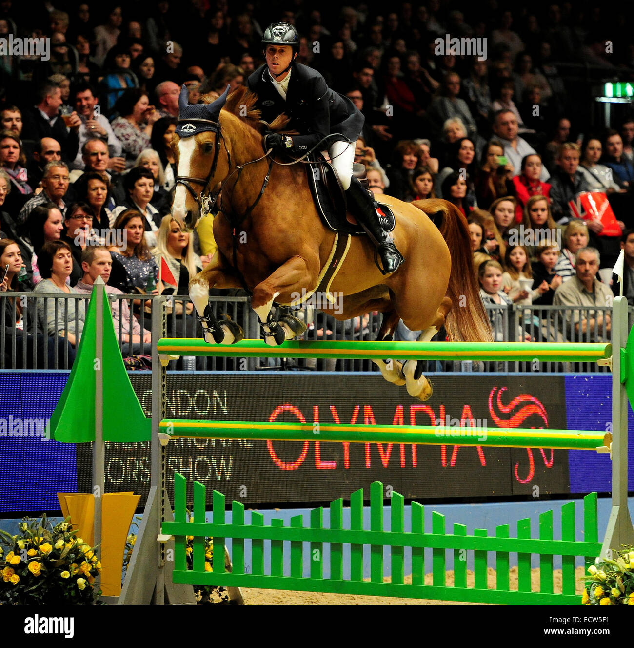 London, UK. 19. Dezember 2014. London Olympia Horse Show. Die Longine Christmas Cracker Ben Maher Reiten Diva 11 endet im 2. Rang Credit: Action Plus Sport/Alamy Live News Stockfoto