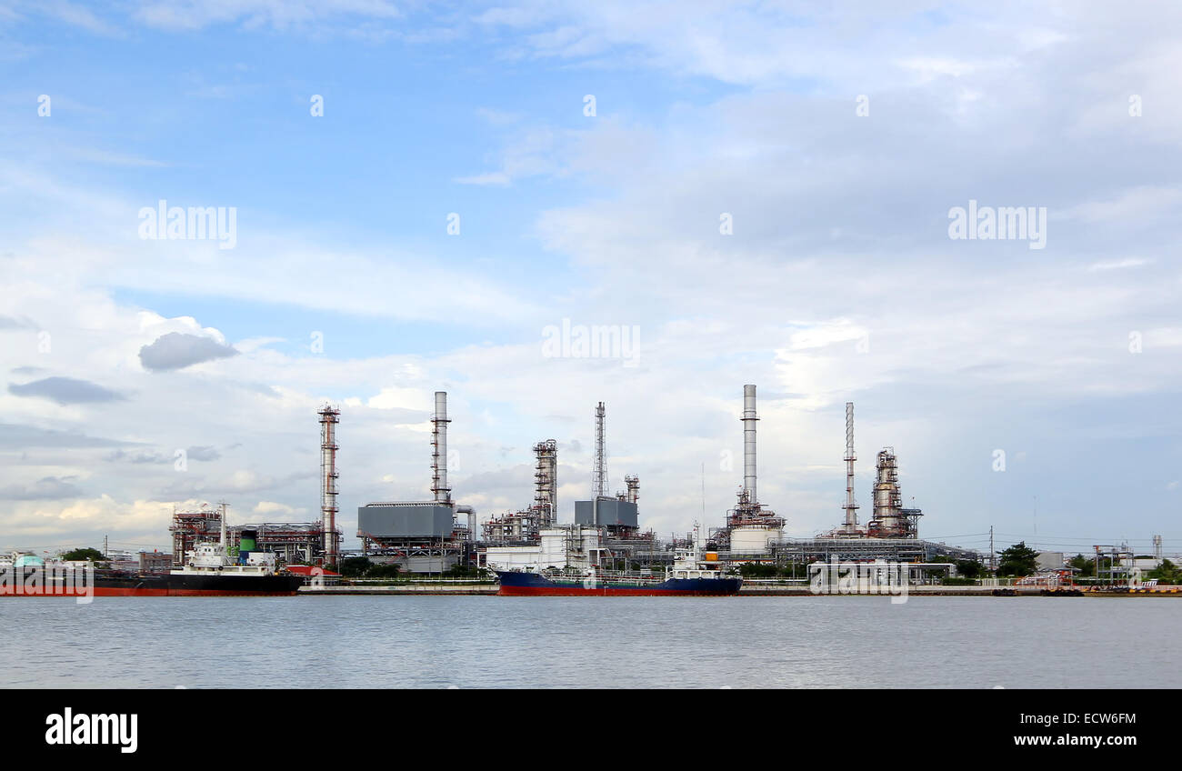 Öl-Raffinerie mit schönen Himmel Stockfoto