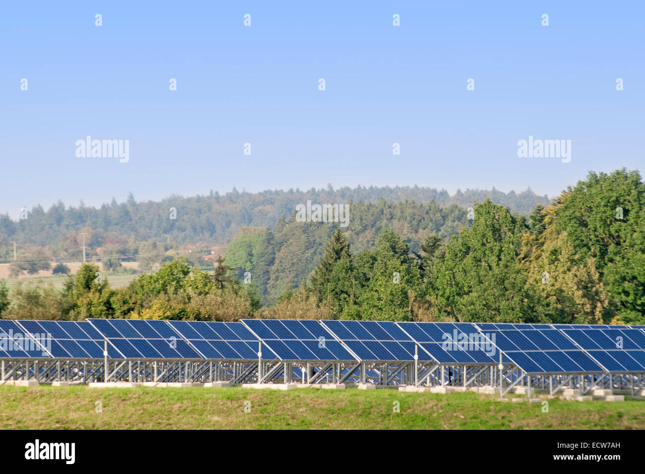 Solarzellen einer Photovoltaikanlage zur Energiegewinnung durch Solarenergie Stockfoto