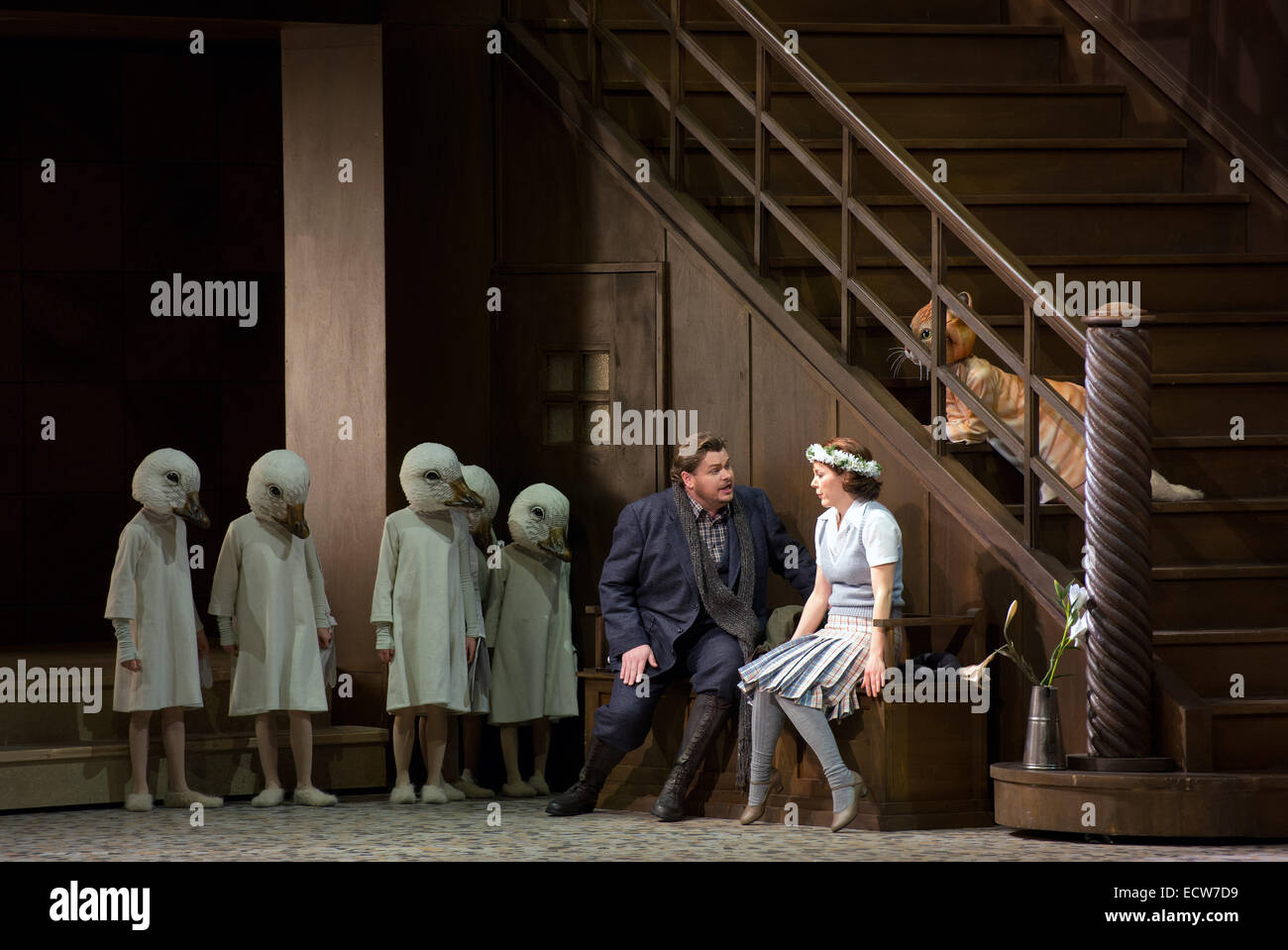 Barbara Senator (die Gänsemagd) und Tomislav Muzek (Sohn des Königs) Proben Michael Humperdinck Maerchenoper 'Koenigskinder' an der Semperoper Dresden, Sachsen, Deutschland, 16 Decemebr 2014. Das Bühnenstück Premieren am 19. Dezember 2014. Foto: Arno Burgi/dpa Stockfoto