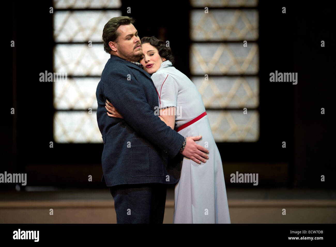 Christina Bock (Gastwirt Tochter) und Tomislav Muzek (Sohn des Königs) Proben Michael Humperdinck Maerchenoper 'Koenigskinder' an der Semperoper Dresden, Sachsen, Deutschland, 16 Decemebr 2014. Das Bühnenstück Premieren am 19. Dezember 2014. Foto: Arno Burgi/dpa Stockfoto