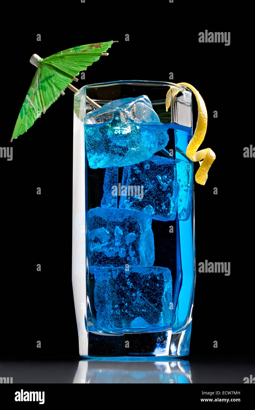 Blue Curaçao cocktail mit Dekoration Stockfoto