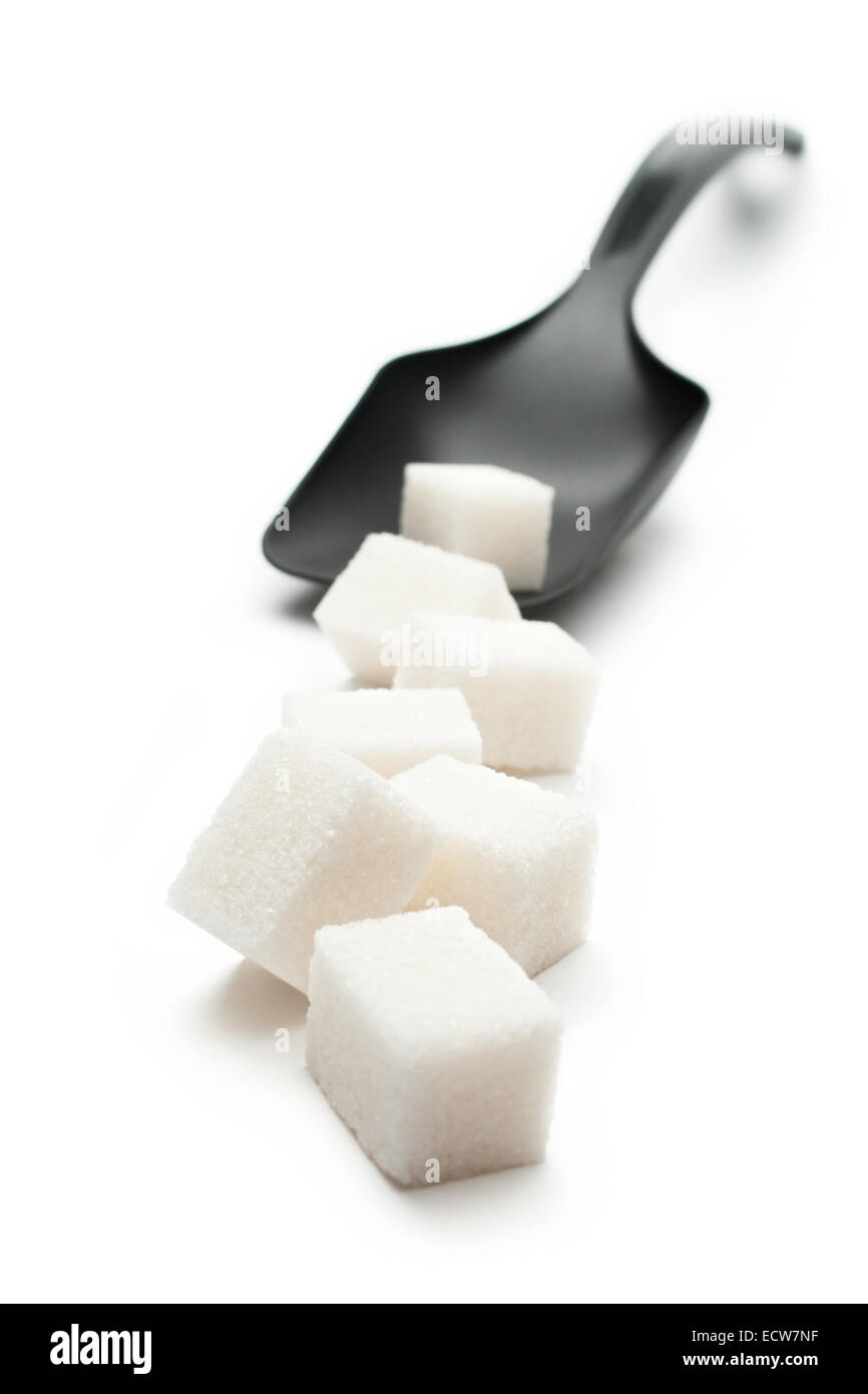 Würfel Zucker mit Plastiklöffel Stockfoto