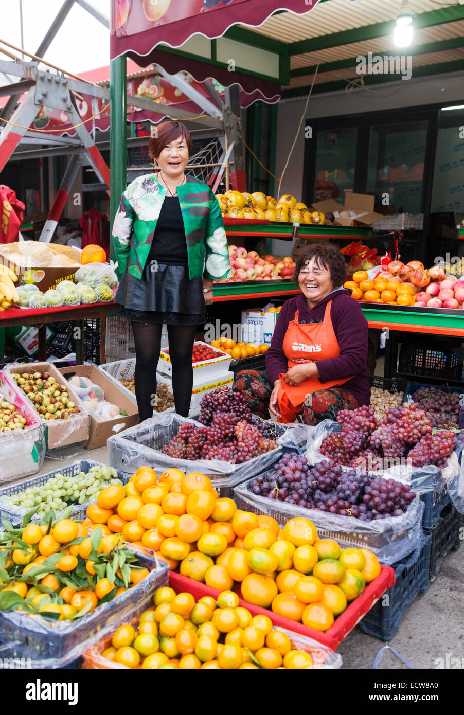 Lächelnde Menschen auf einen Lebensmittelmarkt in Zhengzhou, Henan, China Stockfoto