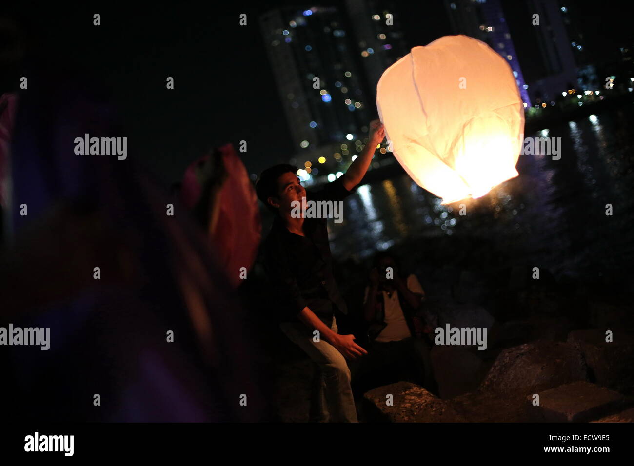 Panama City, Panama. 19. Dezember 2014. Bewohner lassen Ballons im Rahmen einer Veranstaltung anlässlich des 25. Jahrestages der militärischen Invasion von Panama von US-Truppen in Panama-Stadt, Hauptstadt von Panama, am 19. Dezember 2014. © Mauricio Valenzuela/Xinhua/Alamy Live-Nachrichten Stockfoto