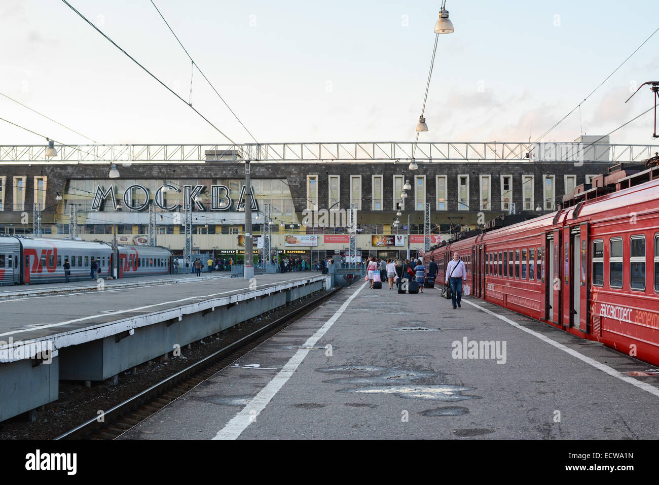 Passagiere und Züge auf der Plattform von Paveletsky Bahnhof, Moskau, Russland Stockfoto