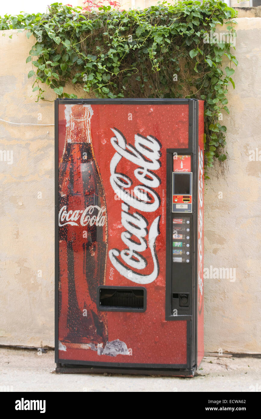 Coca Cola-Automaten auf einer Straße in Malta Stockfoto