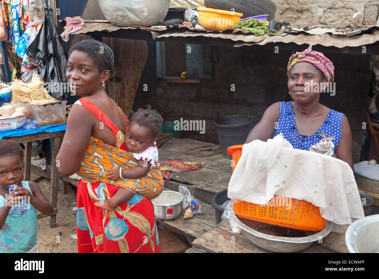 Markt am Schuljahre, Fischerdorf am Golf von Guinea, in der Nähe von Accra, Ghana, Afrika Stockfoto