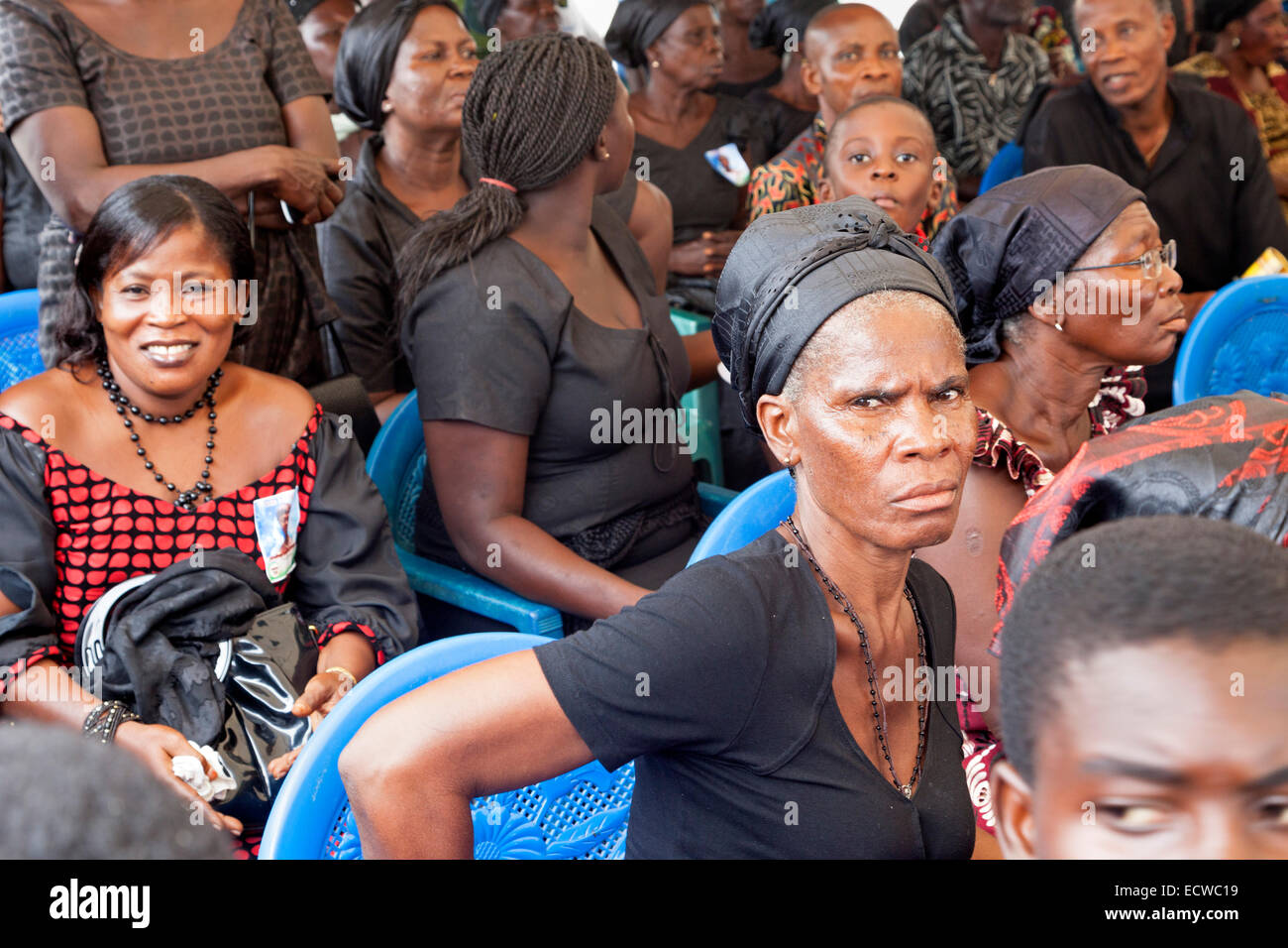 Trauergäste bei Beerdigung der Ortsgruppenleiter, Cape Coast, Ghana, Afrika Stockfoto