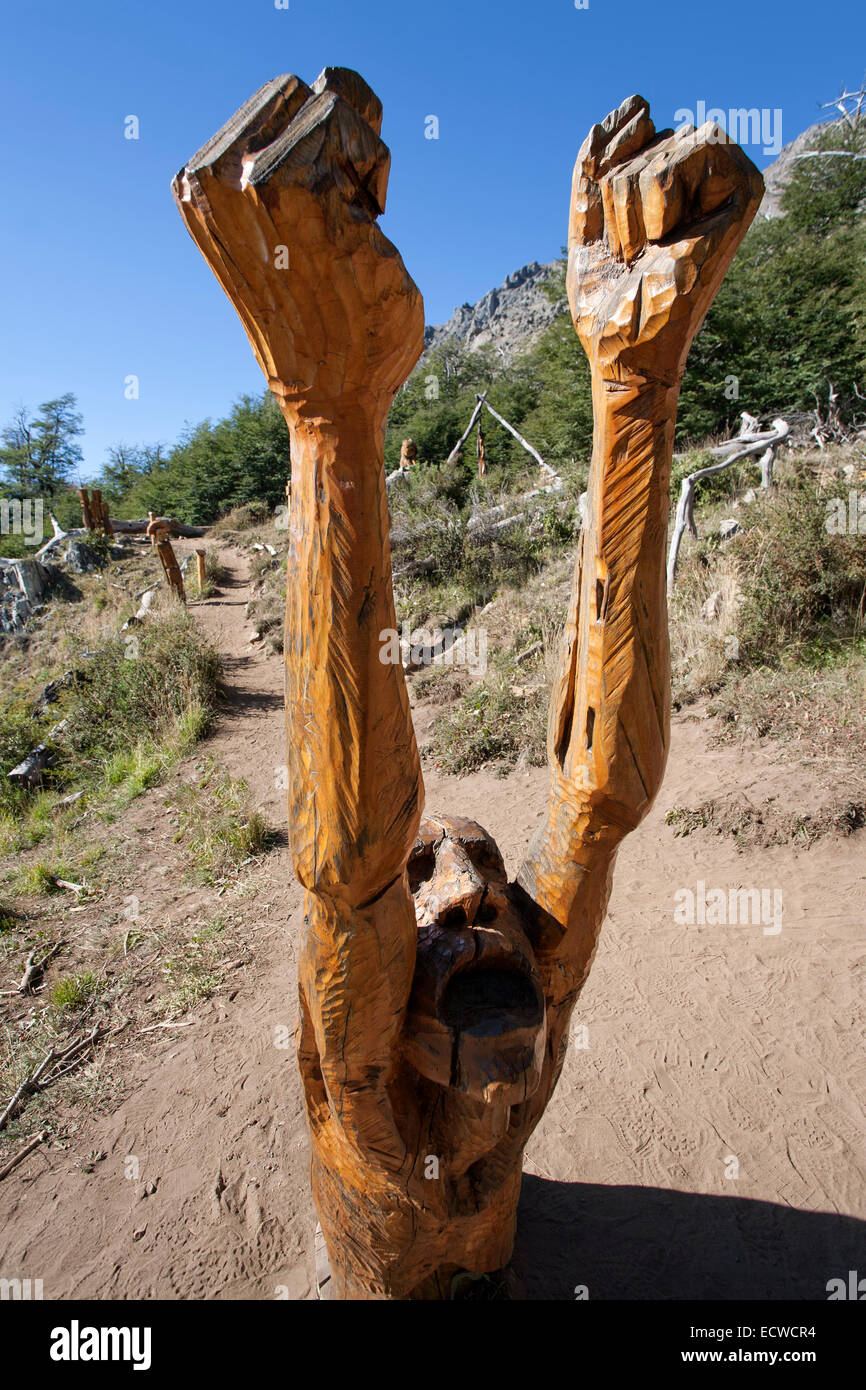 Der Schrei der Erde. Holz-sculpture.1999.Artist: Hugo Florentino Vazquez. El Bosque Tallado. El Bolsón. Argentinien Stockfoto
