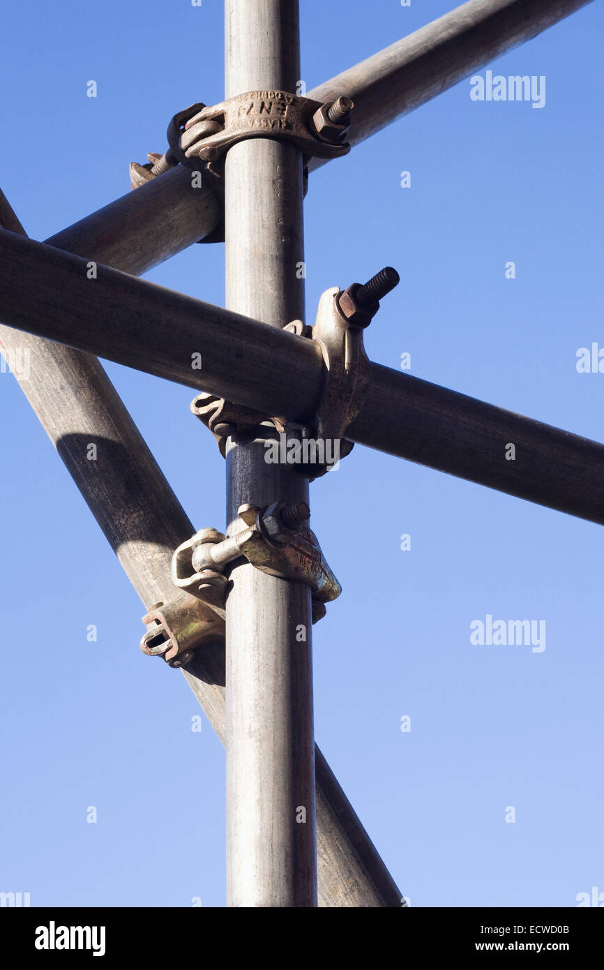 Abstrakte Gerüst Muster vor blauem Himmel. Stockfoto