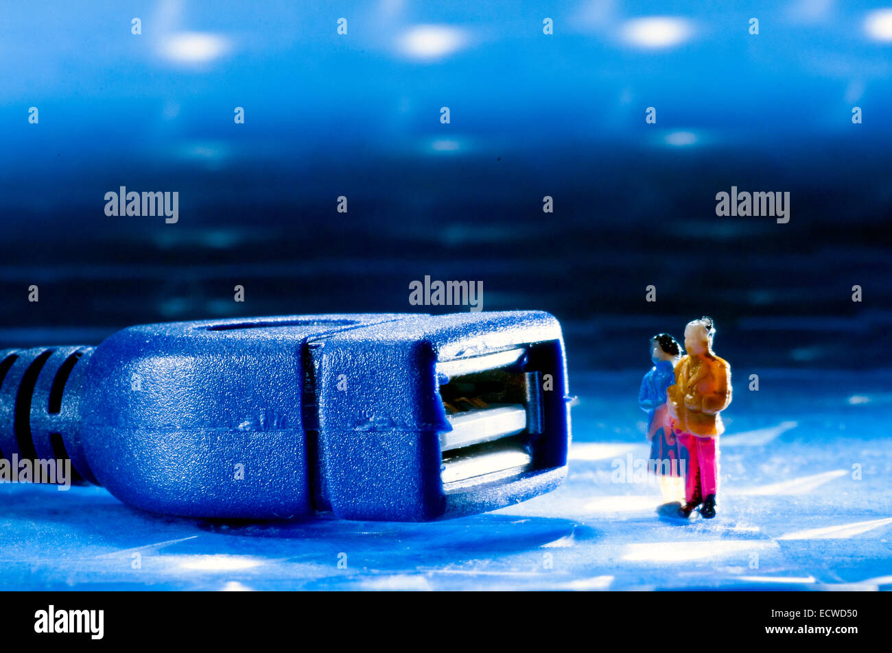 USB-Stecker mit Mini Figuren in Studioumgebung Stockfoto