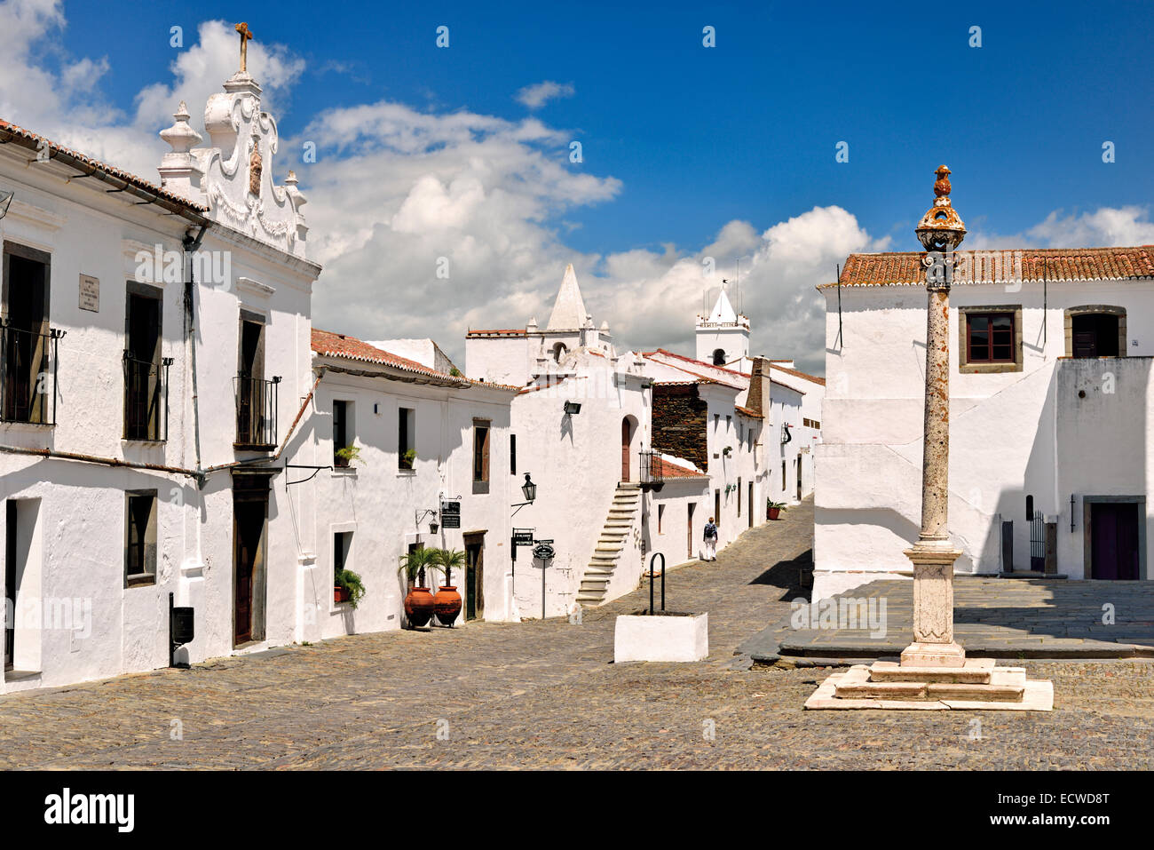 Portugal, Alentejo: Center und mittelalterlichen Pranger im historischen Dorf Monsaraz Stockfoto