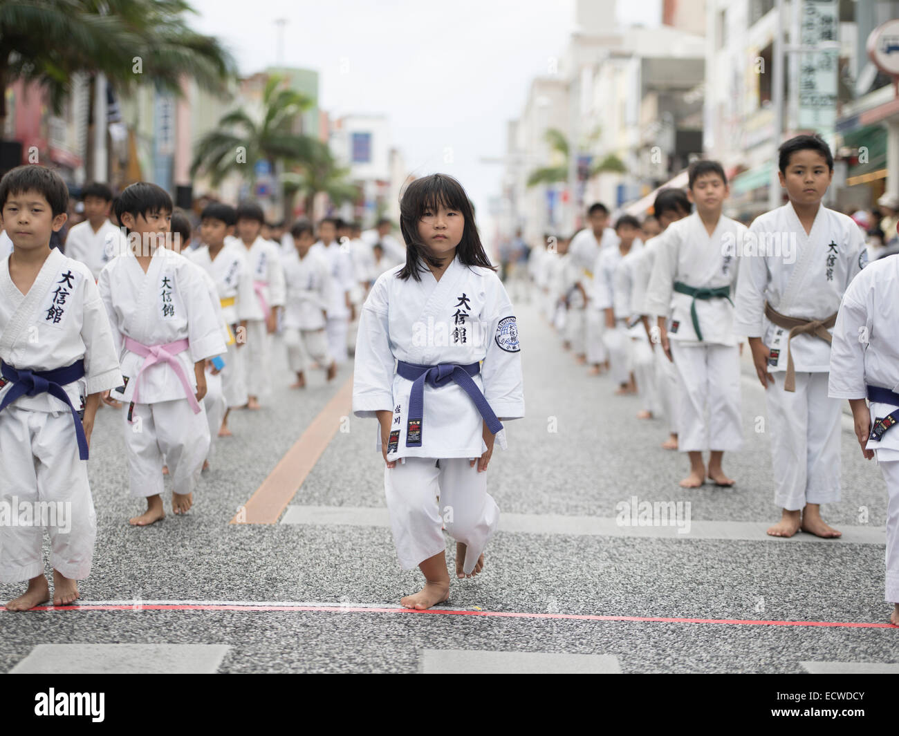 Shuri Schlossfest statt in Okinawa Naha City. Eine Prozession und Karate-Vorführungen entlang Kokusai Dori. Stockfoto