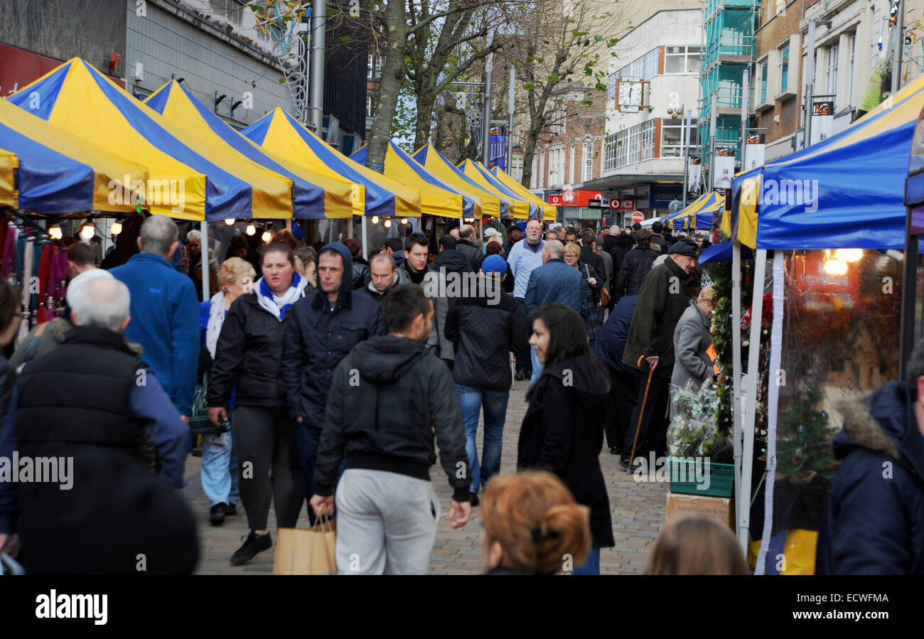 Wolverhampton, UK. 20. Dezember 2014. Shopper, in Kraft in Wolverhampton Stadt im Mittelpunkt "Panik Samstag" Stockfoto