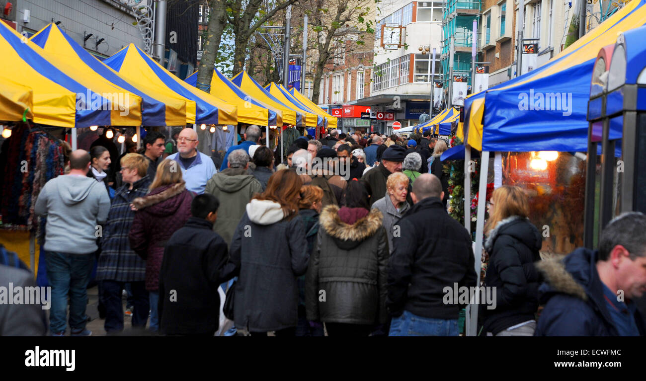 Wolverhampton, UK. 20. Dezember 2014. Shopper, in Kraft in Wolverhampton Stadt im Mittelpunkt "Panik Samstag" Stockfoto