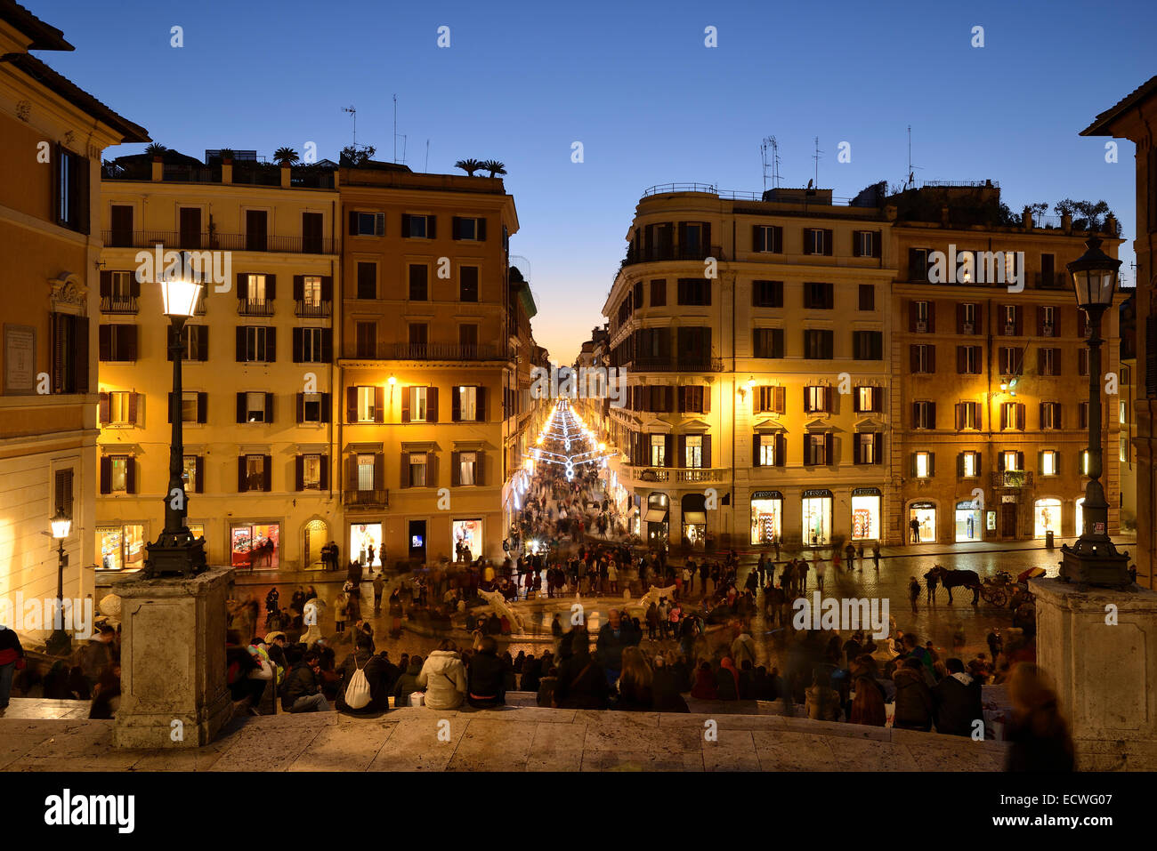 Rom. Italien. Blick von der spanischen Treppe entfernt, mit Blick auf Piazza di Spagna & Via dei Condotti. Stockfoto