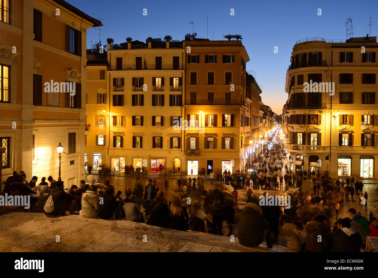 Rom. Italien. Blick von der spanischen Treppe entfernt, mit Blick auf Piazza di Spagna & Via dei Condotti. Stockfoto