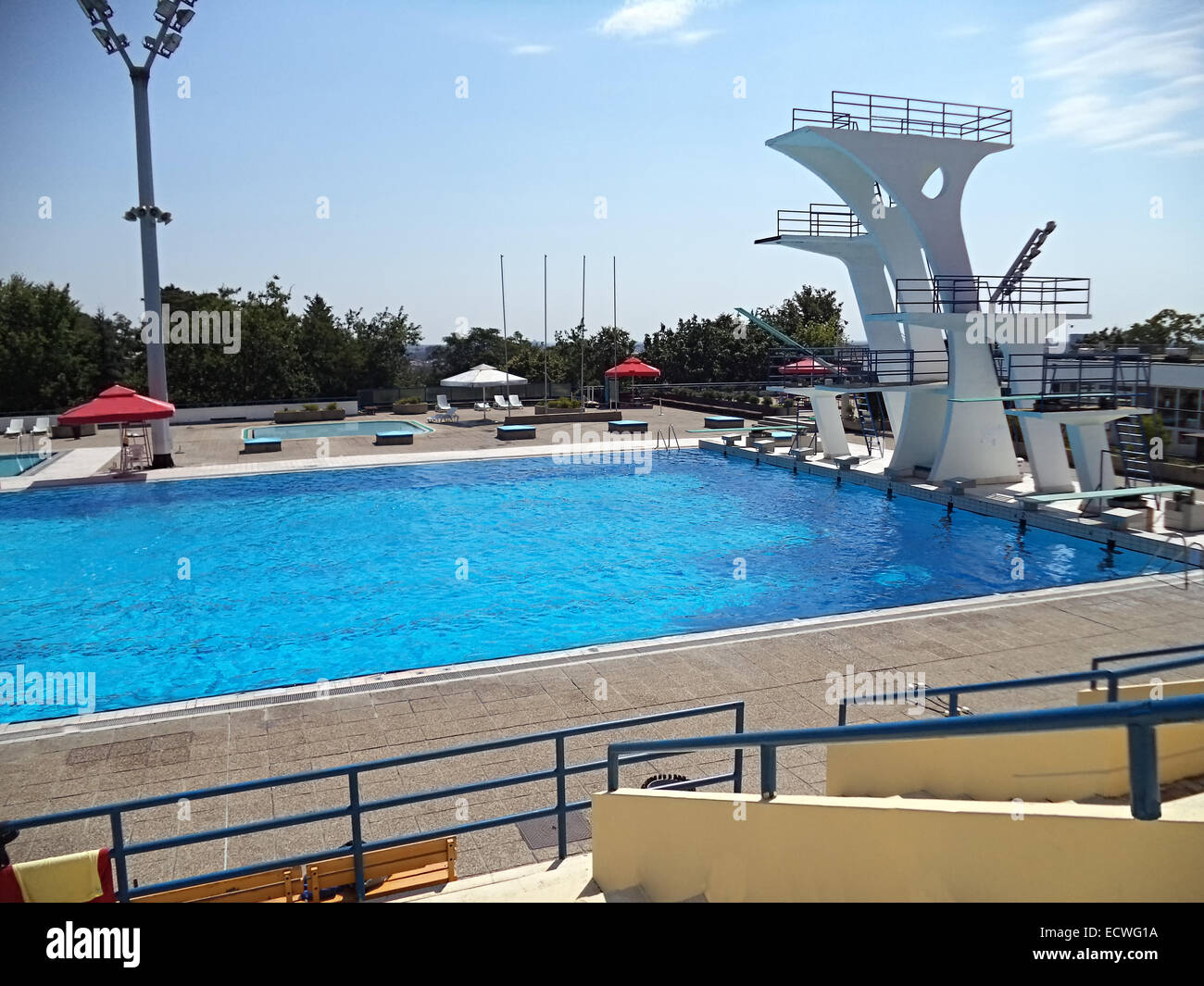 Hohen Sprungturm in einem öffentlichen Schwimmbad. Stockfoto