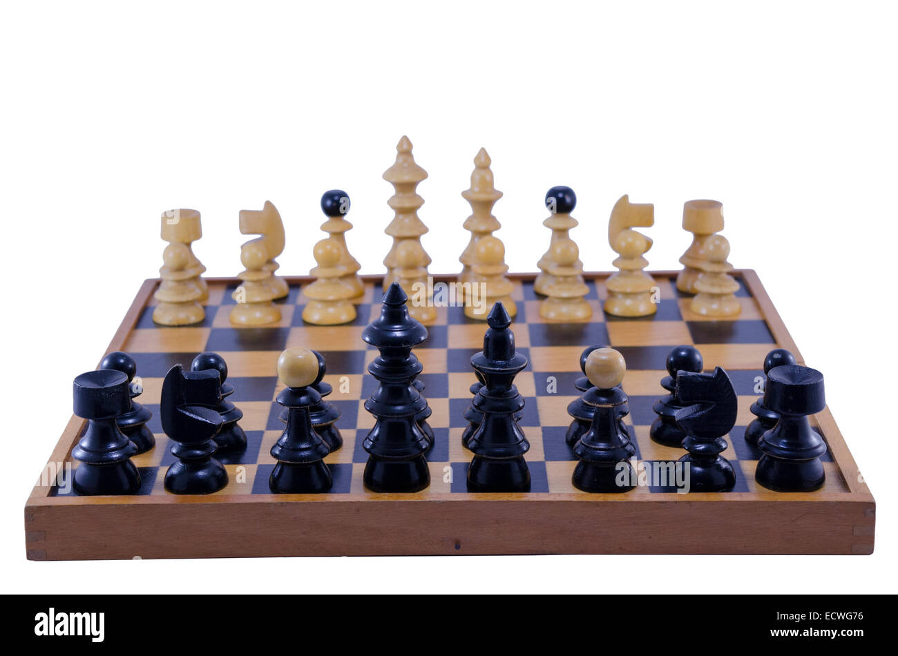 Vintage Schachbrett mit Schachfiguren spielbereit, isoliert auf weiss Stockfoto