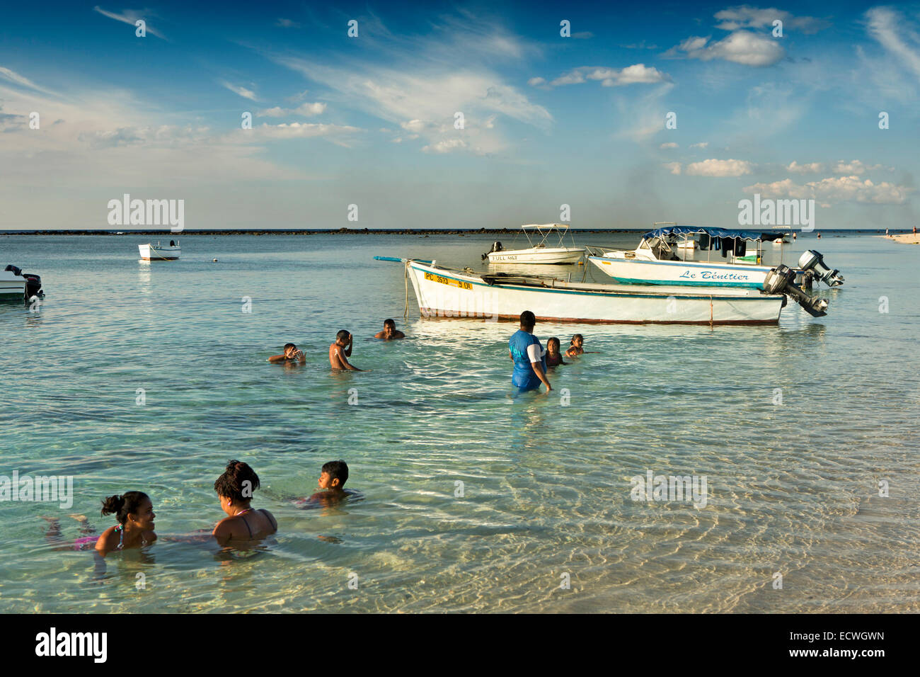 Mauritius, Flic En Flac, öffentlichen Strand, lokale Leute Baden im geschützten Lagune Stockfoto