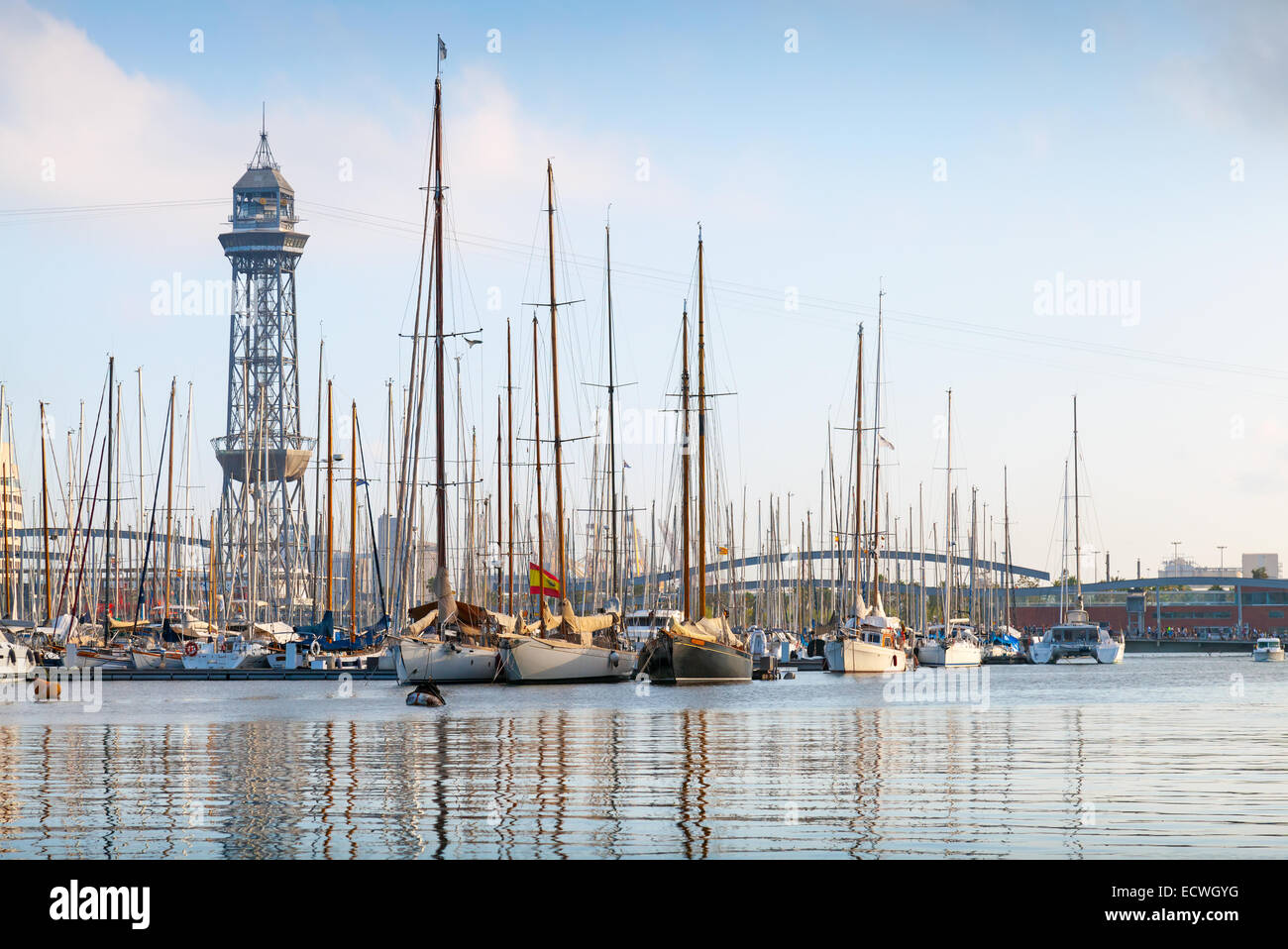 Hafen von Barcelona, Spanien. Yachten, Segelboote und alten big-tower Stockfoto