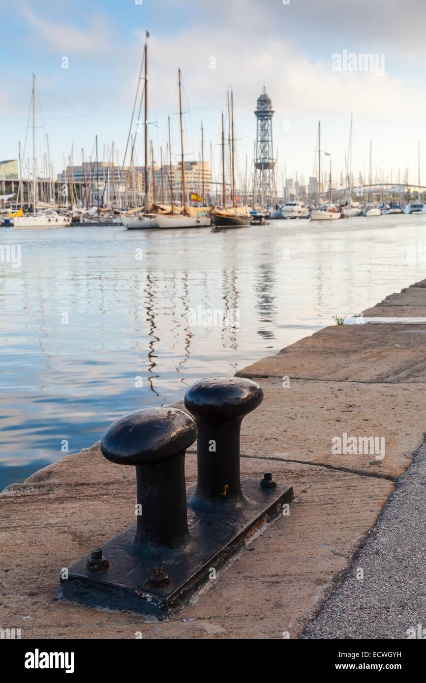 Hafen von Barcelona, Spanien. Große schwarze Stahl-Poller an der Küste Stockfoto