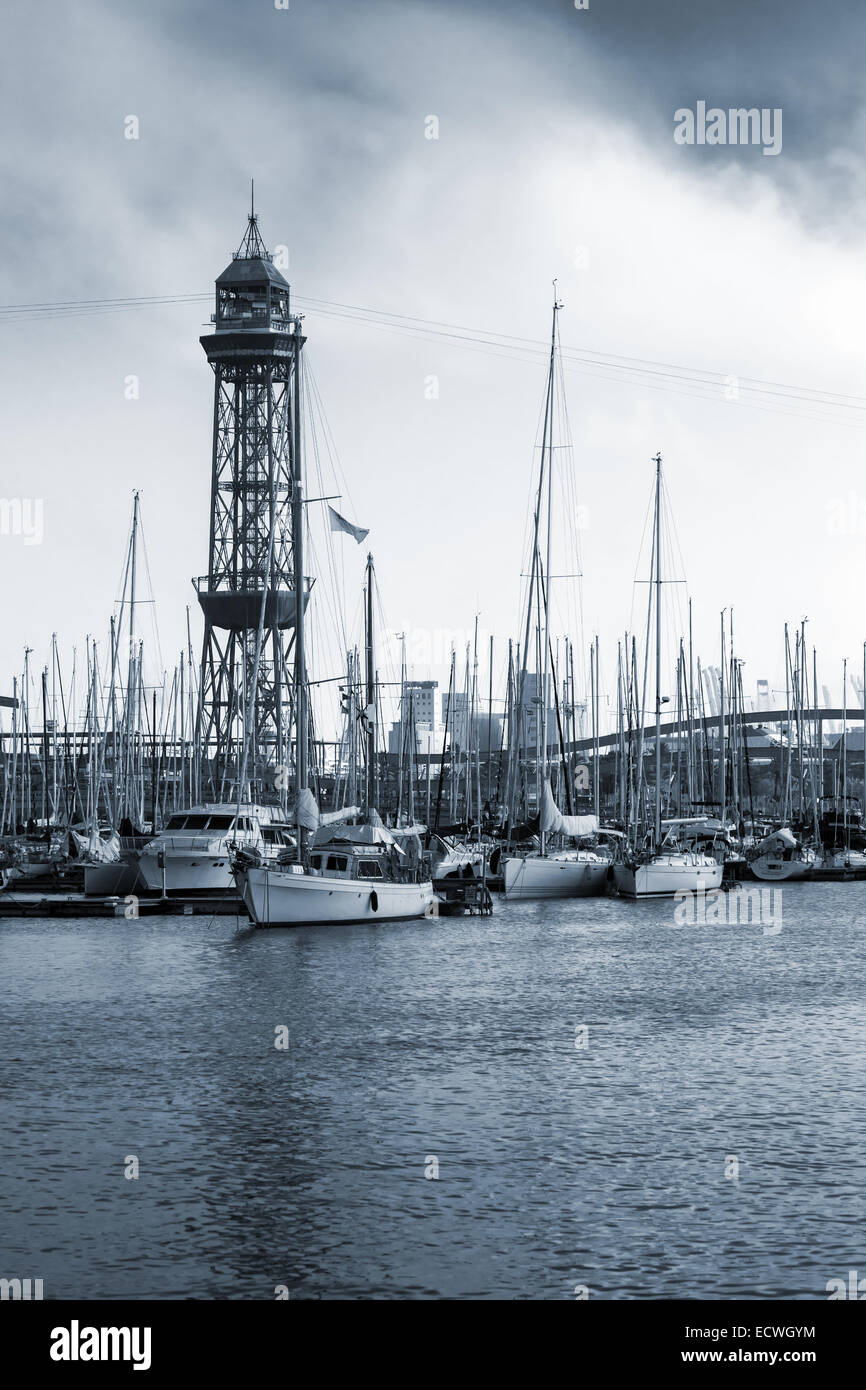 Hafen von Barcelona, Spanien. Yachten, Boote und alten big-Tower. Monochrome vertikale Foto Stockfoto