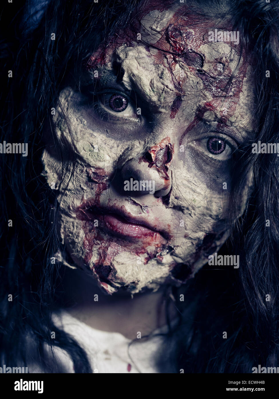 Zombie - Halloween-Kostüm mit beeindruckenden Special Effects Make-up. Stockfoto