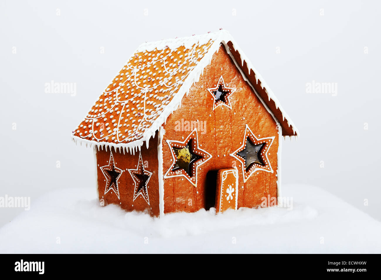 Die handgefertigte essbare Lebkuchen Haus und Schnee-Dekoration Stockfoto
