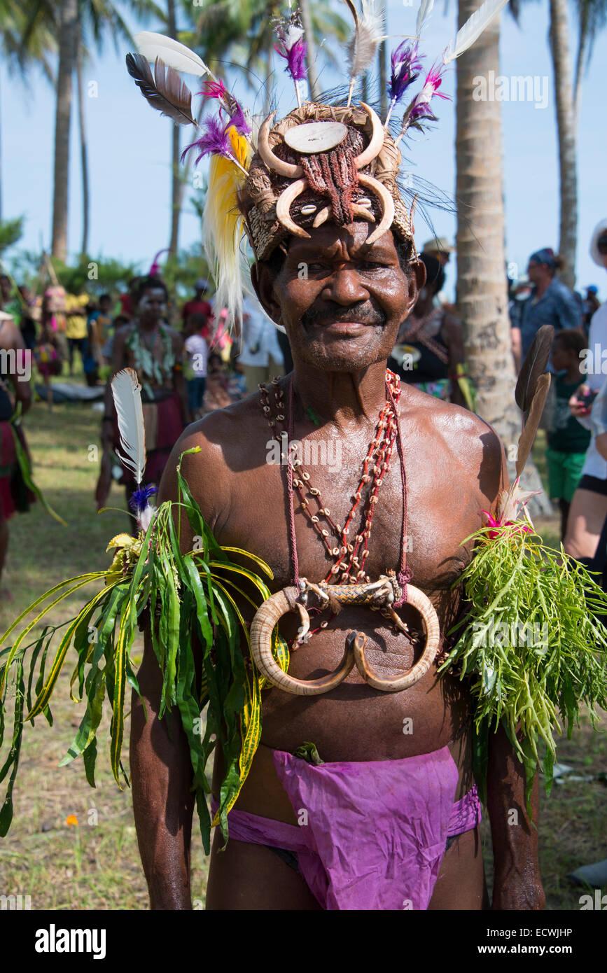 Melanesien, Papua-Neu-Guinea, Sepik River Gebiet, Murik Lakes, Karau Dorf. Dorfvorsteher in kunstvollen Eber Stoßzahn Kopfschmuck. Stockfoto