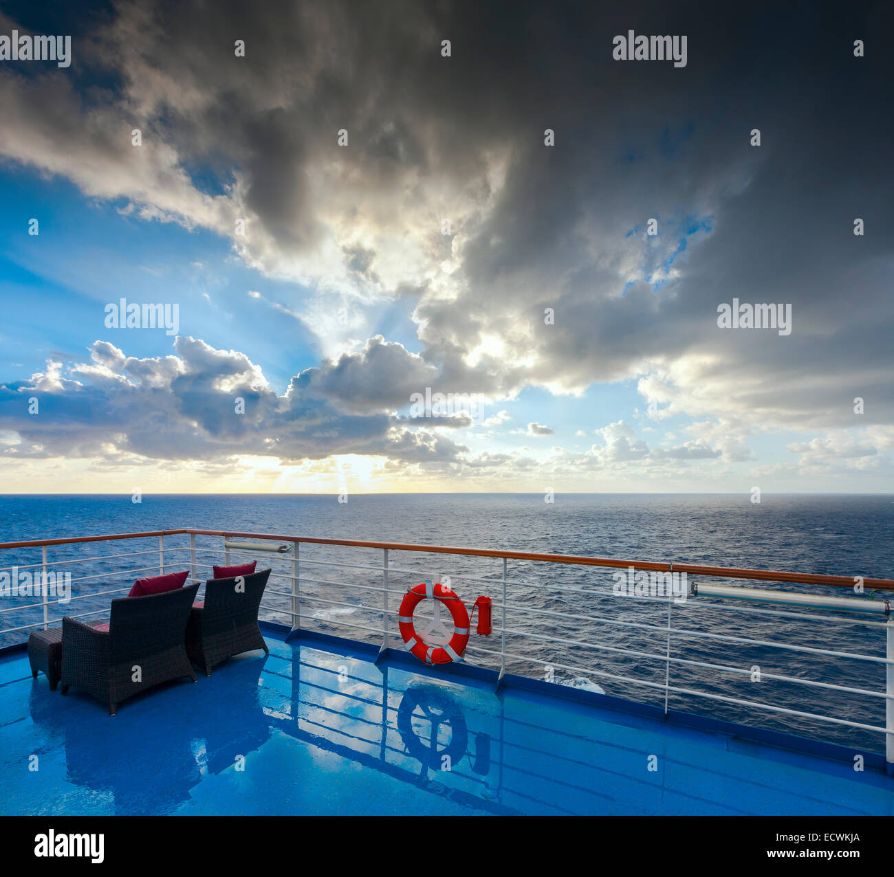 Blick auf das Meer und den Himmel von einem Kreuzfahrt-Deck. Am Morgen nach dem Regen. Stockfoto