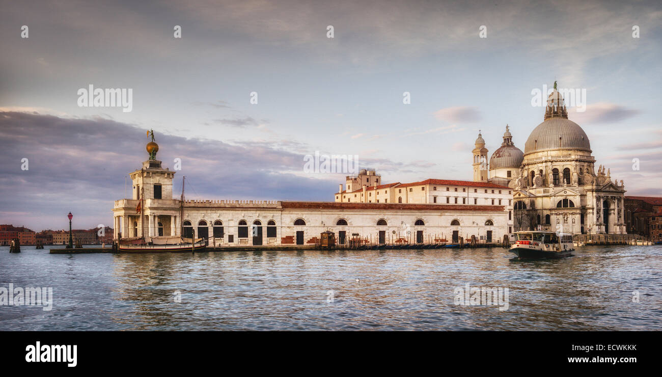 Punta della Dogana mit Santa Maria della Salute auf der rechten Seite.  In Venedig, Italien.  Eingang zum Canal Grande. Stockfoto