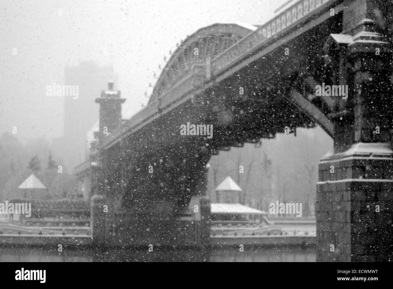 Andreas Fußgängerbrücke über den Fluss Moskau fotografiert im Winter im Schnee Stockfoto