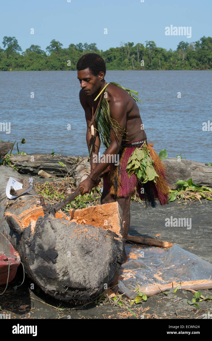 Melanesien, Papua-Neu-Guinea, Sepik River Gebiet, Dorf von Kopar. Lokale Mann entlang des Flussufers hacken Sagopalme. Stockfoto