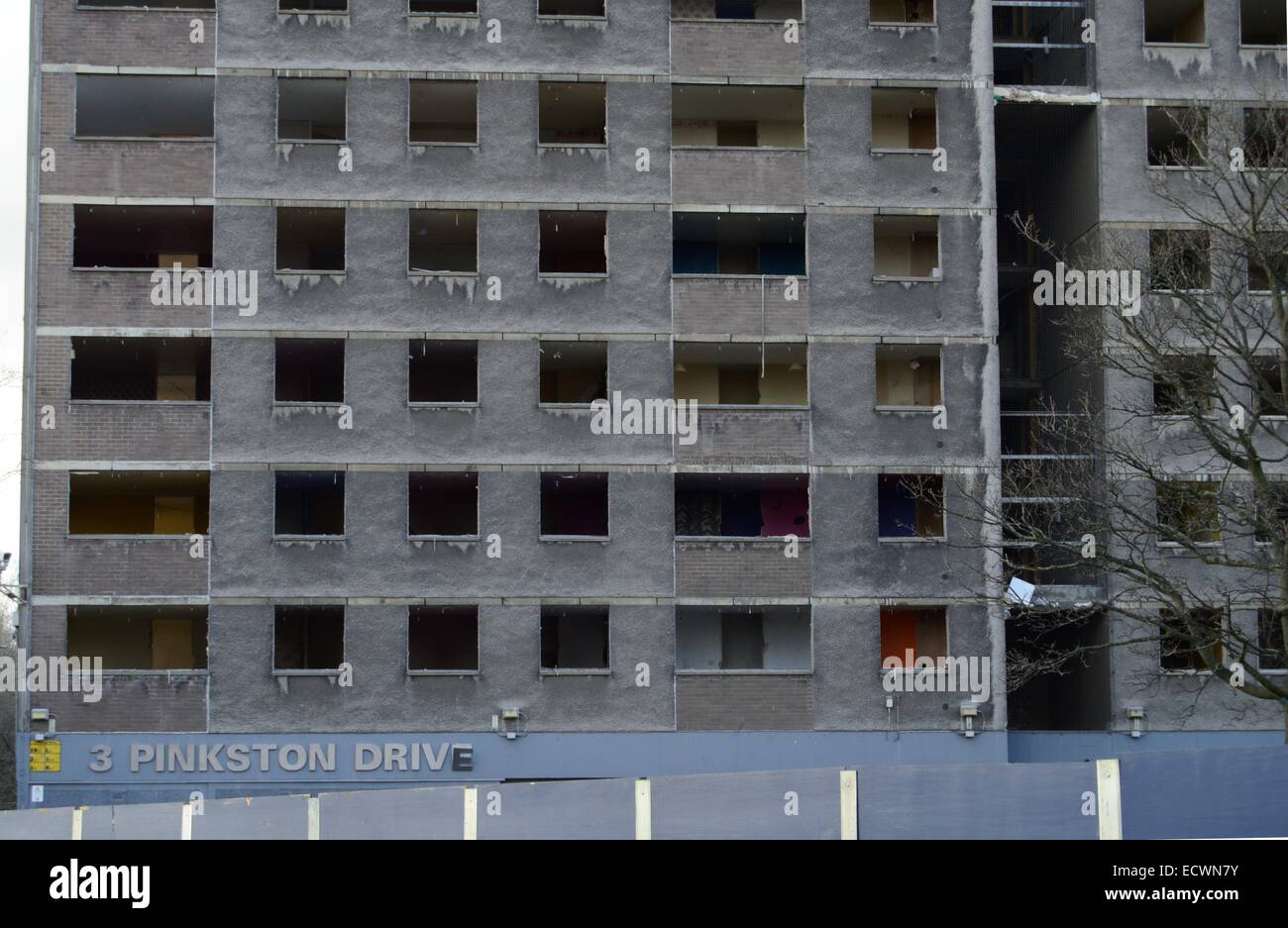 Glasgow, Schottland 7. Februar 2014. Abriss der Hochhaus-Wohnungen am Pinkston Drive. Stockfoto