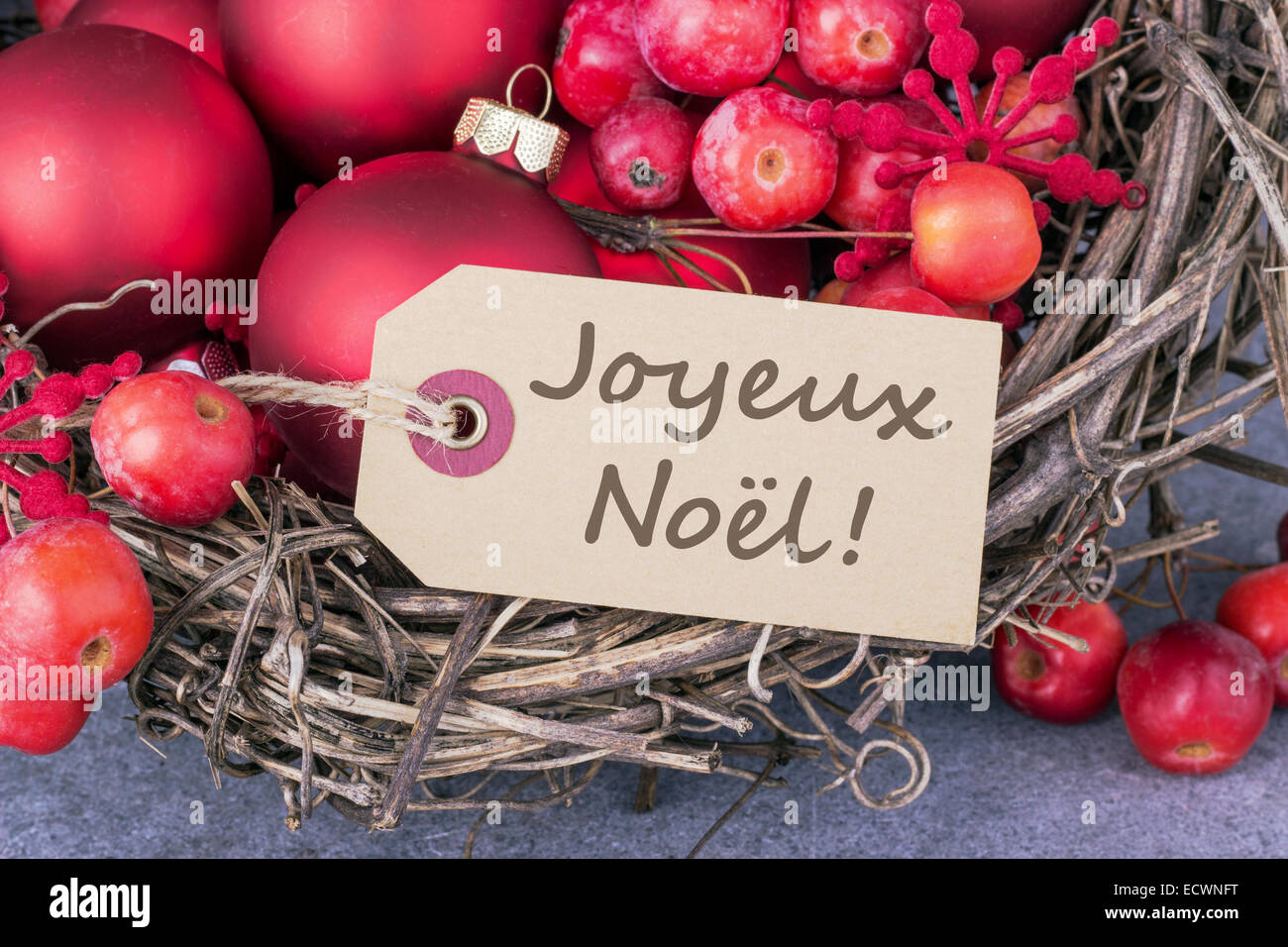 Weihnachtskarte mit Christbaumkugeln und Text Französisch Frohe Weihnachten Stockfoto