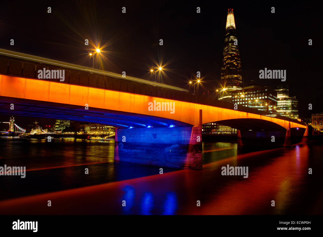 London Bridge und die Scherbe in der Nacht Stockfoto