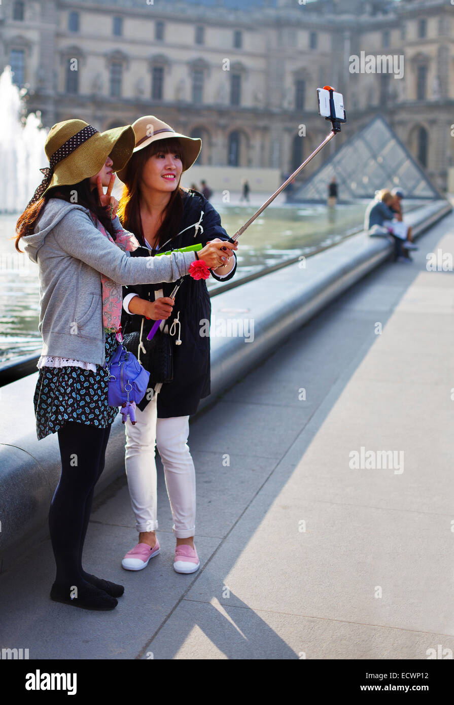 Touristen, die ein Selbstporträt in Paris Stockfoto