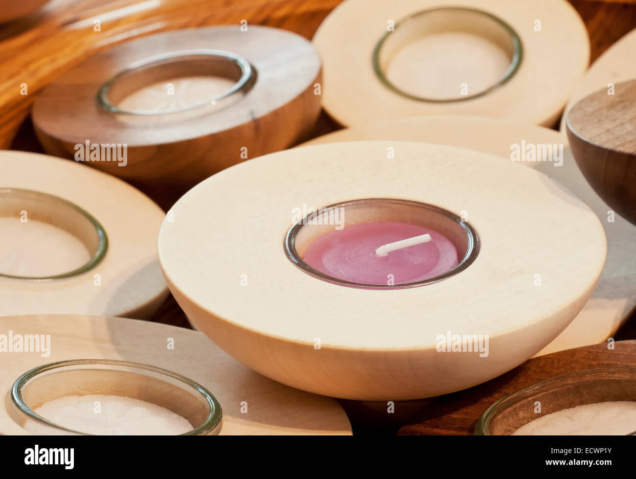 Handgemachte Kerzen im Inneren aus Holz Kerzenständer Stockfoto