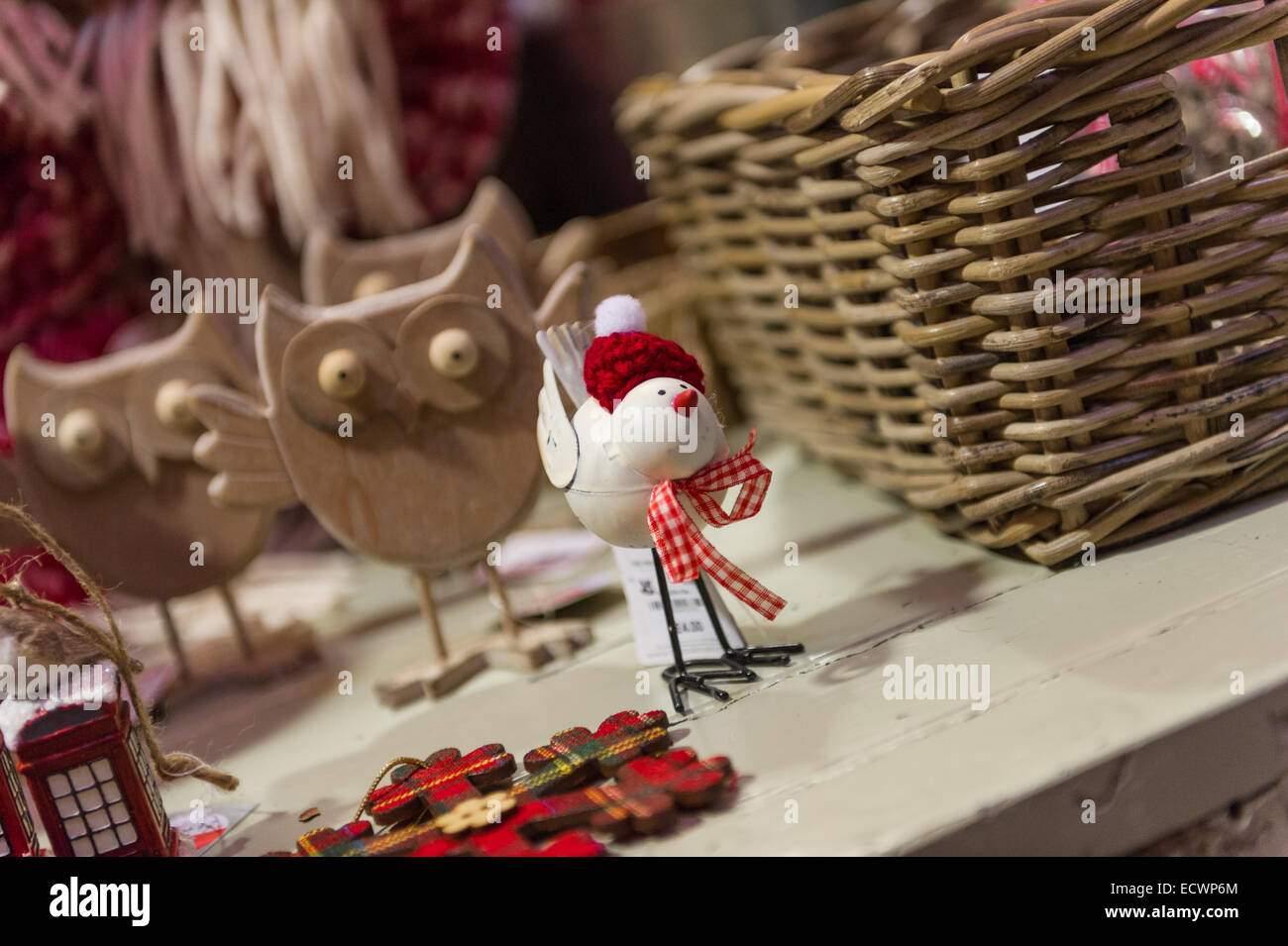 Vogel Ornament hergestellt aus Metalldose mit roter Mütze und Schal aus roten und weißen. Stockfoto