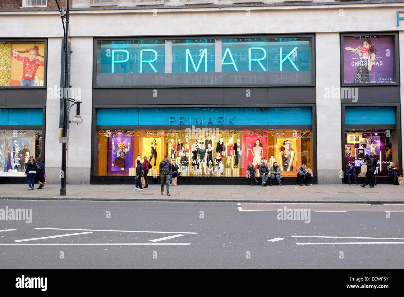 Menschen gehen vorbei Primark in der Oxford Street, London Stockfoto