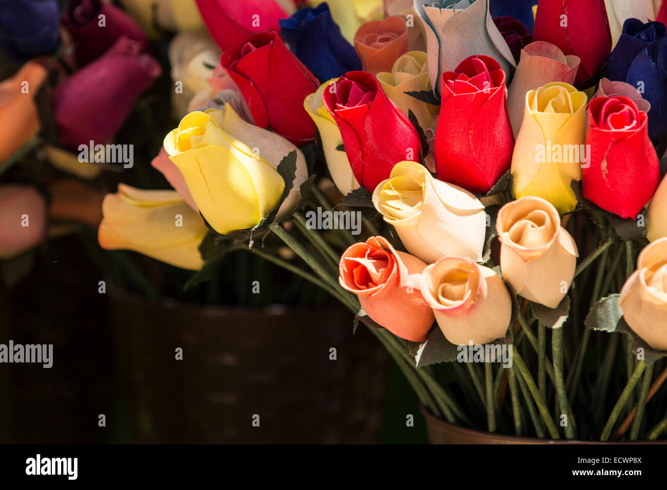 Ein Bouquet von Seidenrosen in vielen Farben. Stockfoto