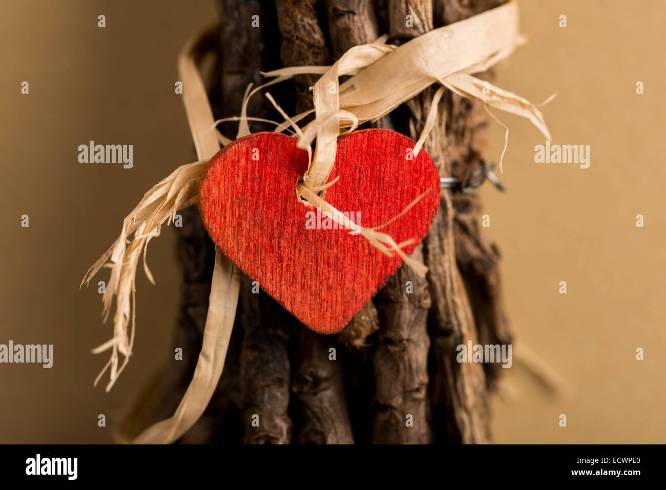 Holz rotes Herz verbunden mit Bindfaden, wickelte Zweige Stockfoto